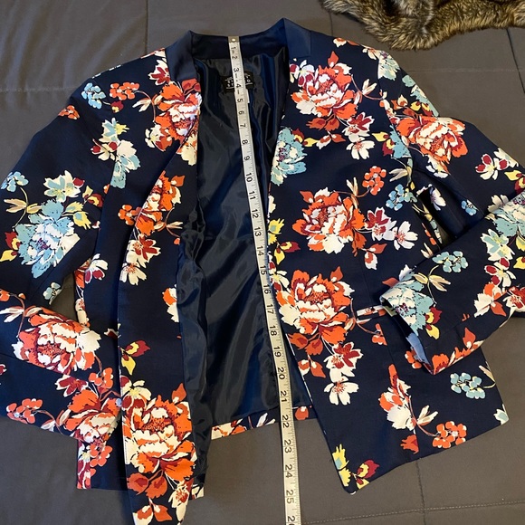 •SIMPLY STYLED• Large • Navy Floral Blazer - Picture 6 of 9
